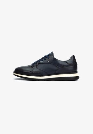 Baskets en cuir navy avec bout arrondi, design à lacets et semelle en caoutchouc de couleur claire. Présente des coutures discrètes et un détail de logo.