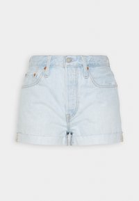 Pantalones cortos de mezclilla de color azul claro con cintura alta, dobladillo vuelto, diseño de cinco bolsillos y herrajes en tono cobre. Textura suave con áreas deslavadas.