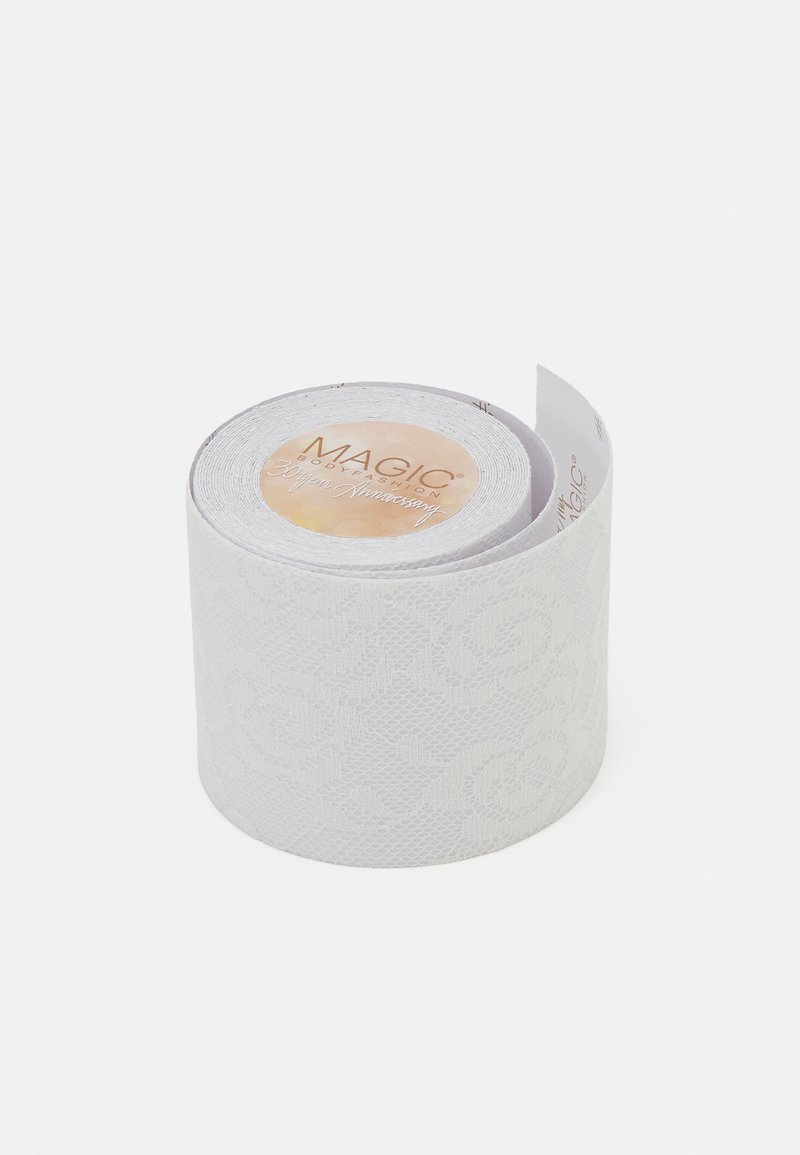 Balta līmlente ruļļos ar teksturētu mežģīņu rakstu, kas veido apļveida dizainu un uz tās augšējās daļas ir redzama logo etiķete.