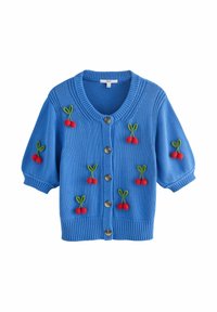 Cardigan en tricot bleu à manches courtes, avec applique de cerises rouges et détails de feuilles vertes, boutons centrés et ourlet côtelé.