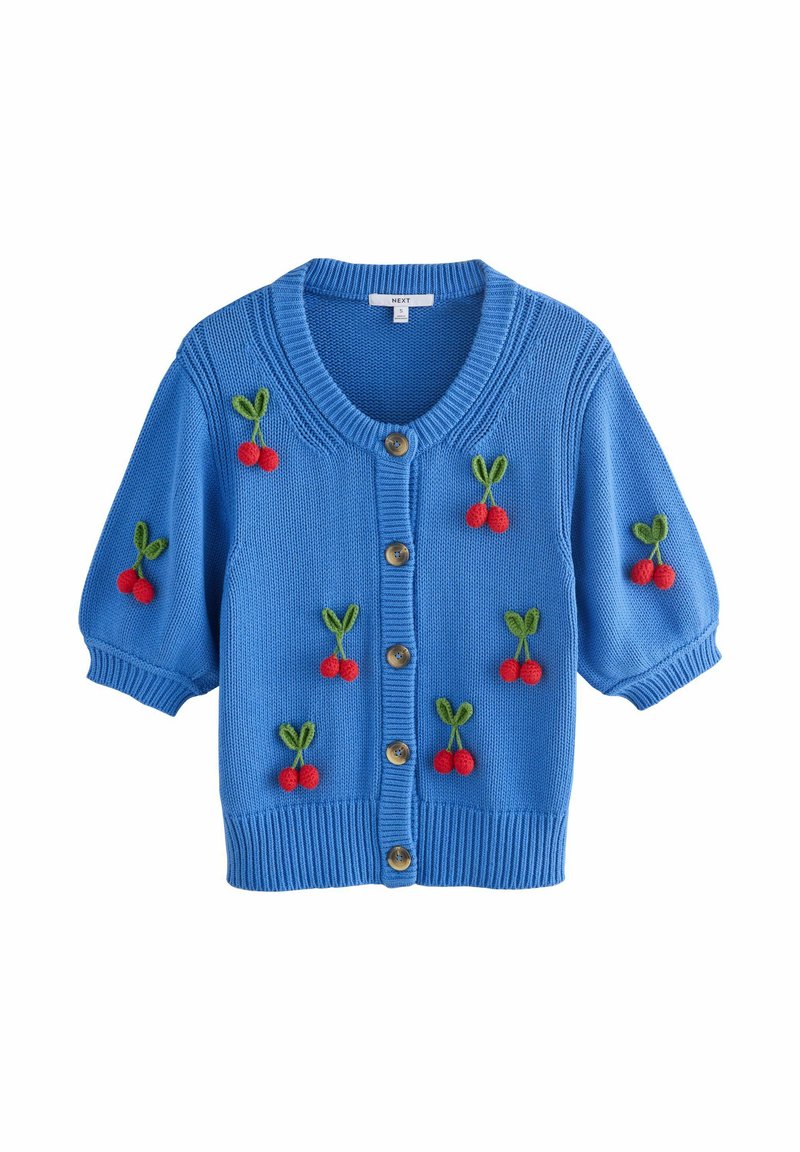 Cardigan en tricot bleu à manches courtes, avec applique de cerises rouges et détails de feuilles vertes, boutons centrés et ourlet côtelé.