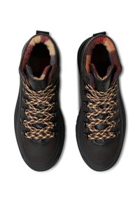 Černé turistické boty s texturovaným svrškem, zdobené kostkovanou podšívkou, vícebarevnými tkaničkami a zesílenými průchodkami. Odolná gumová podrážka.