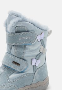 Gai zili bērnu zābaki ar pūkainu apdari, ar tauriņu akcentiem, Velcro siksnām un teksturētu gumijas zoli.