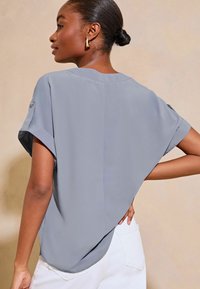 Lipsy V NECK SHORT ROLL SLEEVE REGULAR FIT - Pluus - blue