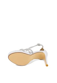 Sandal a tacchi alti argento con tre cinturini intrecciati e una finitura liscia e lucida. Presenta una punta affusolata e una suola in gomma testurizzata.