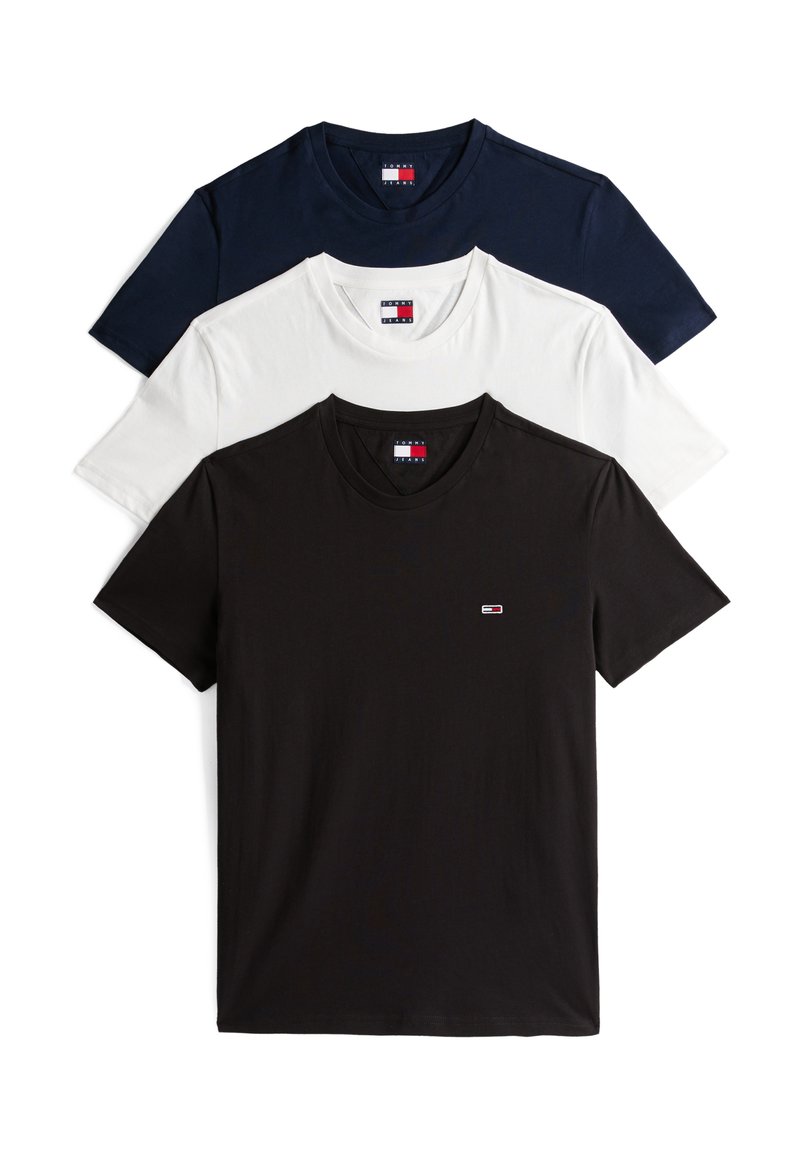 Trzy t-shirty z okrągłym dekoltem w kolorze granatowym, białym i czarnym z bawełny. Każdy z nich ma małe logo na piersi i krótkie rękawy.