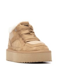 Zapatillas de plataforma en tono marrón con ante y tejido texturizado. Presentan un cuello acolchado, diseño de cordones y suela de goma con bordes dentados.