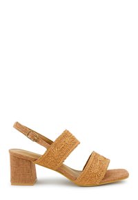 Tawny blokhak-sandalen met twee geborduurde banden, een textiele bovenkant en een verstelbare gesp op de slingback.