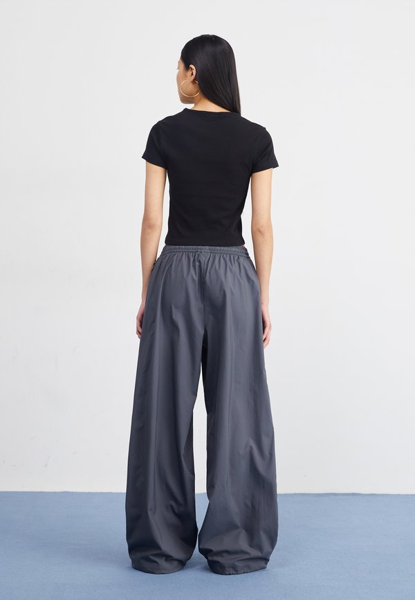 ADILENIUM SEASONAL 3 ZIP TRACK WIDE - Tracksuit bottoms4