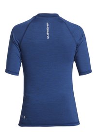 Blå kortärmad rash guard tillverkad av texturerat tyg. Har en rund halsringning och plana sömmar. Logotypen är tryckt på baksidan.