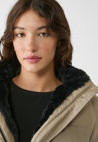Stradivarius HOODED PUFFER - Zimná bunda - mottled brown