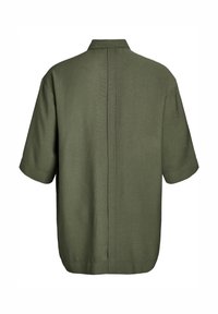 Olivgrünes Kurzarmhemd mit durchgehendem Rückennähten und Stehkragen, von hinten auf einem weißen Hintergrund gezeigt.