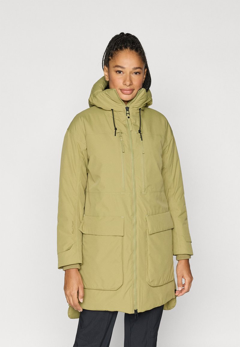 Olijfgroene gewatteerde parka-jas met een capuchon, een ritssluiting aan de voorkant, twee grote zakken aan de voorkant en verstelbare trekkoorden bij de kraag.