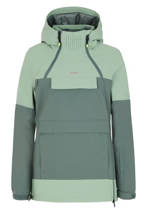 Veste imperméable verte et grise avec capuche, fermeture éclair sur le devant, grande poche poitrine et zone de ventilation texturée au niveau du cou.