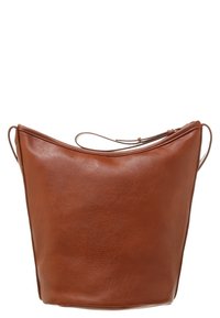 Borsa a mano in pelle marrone con una texture morbida, forma angolare e due sottili spalline; presenta un design minimalista senza hardware visibile.