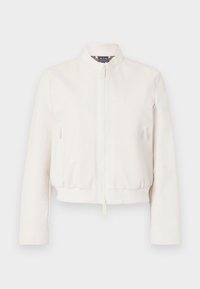 Κοντό bomber μπουφάν σε εκρού χρώμα, κατασκευασμένο από μεταξένιο ύφασμα. Διαθέτει φερμουάρ μπροστά, δύο πλαϊνές τσέπες με φερμουάρ και ριμπ τελείωμα.