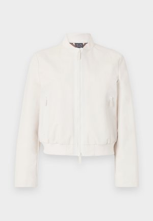 Chaqueta bomber corta en color blanco roto, confeccionada en tela suave. Cuenta con cremallera frontal, dos bolsillos laterales con cremallera y un dobladillo acanalado.