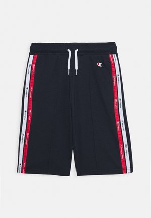 Czarne krótkie spodenki sportowe z białym sznurkiem, czerwono-białe paski po bokach z powtarzającymi się logo Champion oraz małe logo Champion z przodu.
