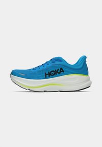 Sapatilha de corrida Hoka azul com sola branca espessa e logotipo preto na lateral, vista do lado externo sobre um fundo branco.