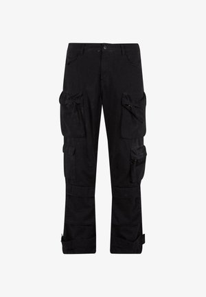 Pantalones cargo negros hechos de un tejido duradero, con múltiples bolsillos, cierres de cremallera y un ajuste relajado con puños ajustables en los tobillos.