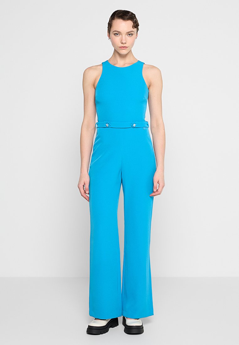 Blauwe mouwloze jumpsuit met een aansluitend lijfje en uitlopende pijpen, voorzien van knoopaccenten aan de voorkant en een gladde, textuurstof.