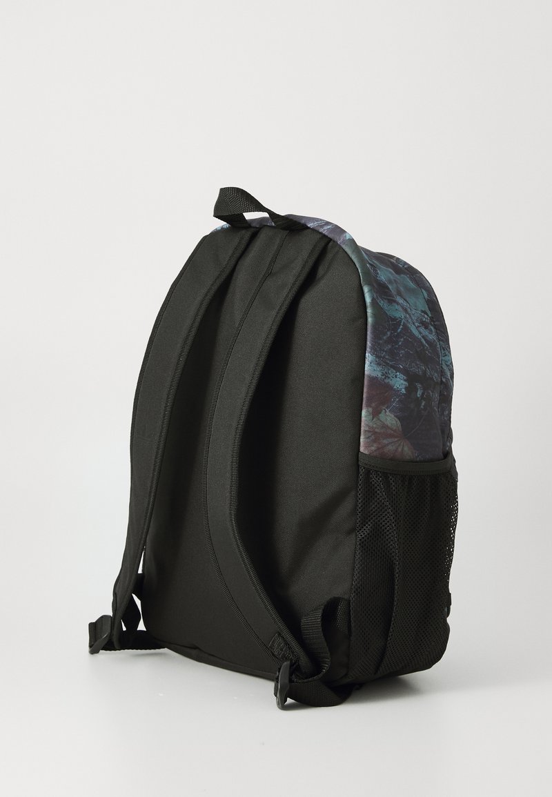 adidas camo backpack uk Hermosa II Mesh Core Camo/Black One Size Fashion The front zip pocket provides extra storage for small essentials adidas Originals CAMO UNISEX -