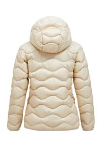 Veste beige rembourrée avec une capuche, présentant un motif de matelassage ondulé et une finition lisse. Comprend des poches latérales et des poignets élastiques.