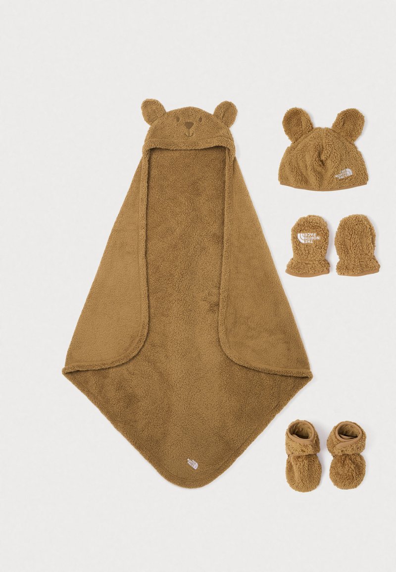 Barna bébi kapucnis törölköző medve fülekkel, hozzáillő sapka, kesztyűk és bokazoknik, mind puha bolyhos anyagból készültek, a The North Face logójával.