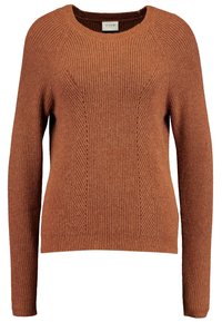 Kupferfarbener Strickpullover mit runder Ausschnitt, gerippten Bündchen und Saum, der vertikale und horizontale Muster für eine spannende Textur aufweist.