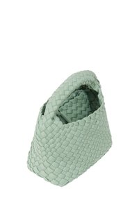 Bolso tejidos en verde menta con una forma estructurada. Presenta un asa superior redondeada y un interior abierto, que muestra una superficie texturizada.