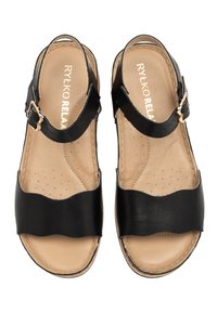 Czarne skórzane sandały z szerokim falistym paskiem, regulowanym paskiem na kostkę, wyściełaną wkładką i perforowaną odsłoną podszewki.