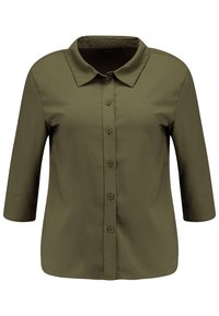 Blouse vert olive avec col, manches trois-quarts, fermeture à boutons sur le devant et texture lisse. Design simple, sans motifs ni accents.