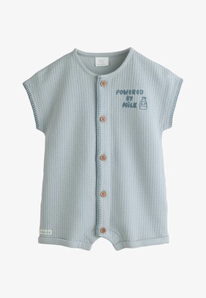 hele sinine baby romper lühikeste varrukatega, keskel puidust nööpidega ja rinnal tekst "Powered by Milk" koos piimapudeli graafikaga.