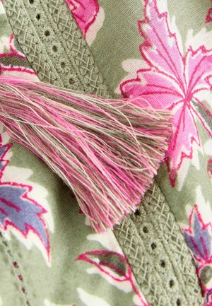 Lilleline kangas, millel on roosa ja lillakate lehed oliivrohelisel taustal, koos keerukate õmblustega ja roosa frantsi aktsendiga.