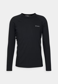 Camisa negra de manga larga, hecha de un material elástico, con cuello redondo y un pequeño logo de Columbia en la parte superior izquierda.