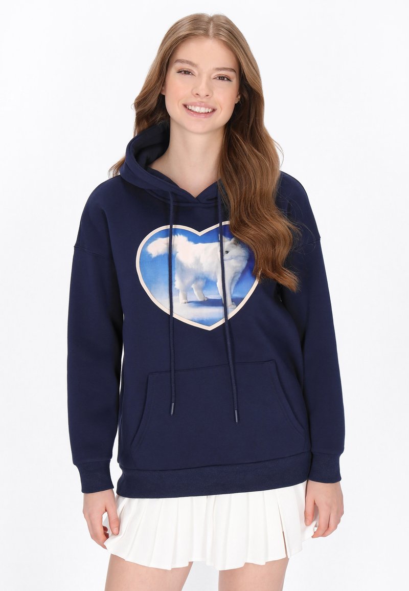 Sudadera con capucha azul marino con un gráfico frontal de corazón que muestra un oso polar blanco sobre un fondo de hielo. Incluye un bolsillo tipo canguro y cordones ajustables.