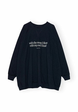Mörkblå sweatshirt med rundad halsringning, långa ärmar och samlad nederkant. Har vit text: "med månen flödar jag, med min själ leder jag."