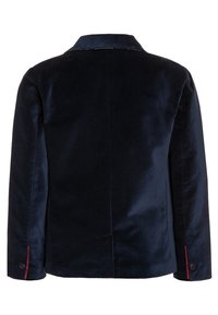 Marineblauwe fluwelen blazer met een kraag, knoopmanchetten met rode accenten en een gladde textuur. Eenvoudig ontwerp aan de achterkant met een enkele split.