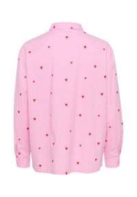 Camicia rosa a maniche lunghe con colletto, caratterizzata da piccoli motivi a cuore rosso sparsi. Realizzata in un tessuto morbido e leggero. Polsini con bottoni.