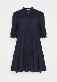 Vestido ligero de color azul marino con diseño plisado, abertura con botones y mangas abullonadas de tres cuartos; puños con volantes y dobladillo en capas.