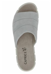 Sandalo scivolato in suede grigio con ampioni cinturini a croce e soletta imbottita. La suola è texturizzata e leggermente rialzata. Logo del marchio visibile all'interno.