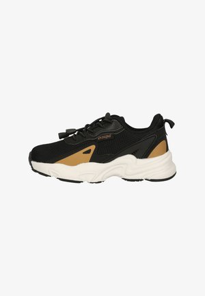 Zwarte sportieve schoen met een bovenwerk van mesh, gouden accenten, een wit en zwarte zool, en elastische veters. Heeft een gestructureerd ontwerp voor extra grip.