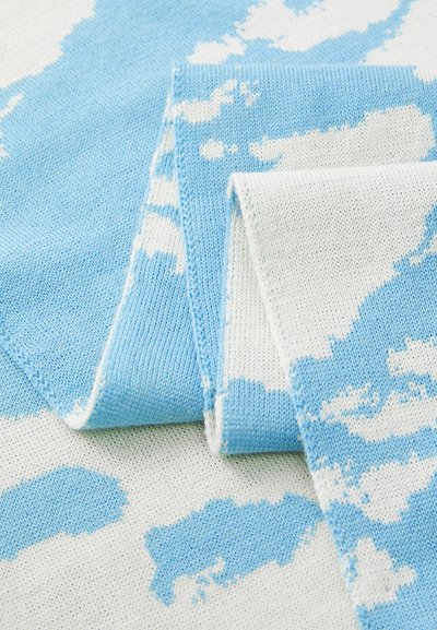 Lengvas megztas audinys su mėlynos ir baltos spalvos debesų raštu, turintis švelnią tekstūrą ir baigtus kraštus.