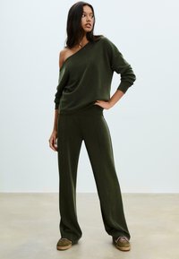 SOFT-TOUCH EXPOSED SHOULDER - Mikina - dark green