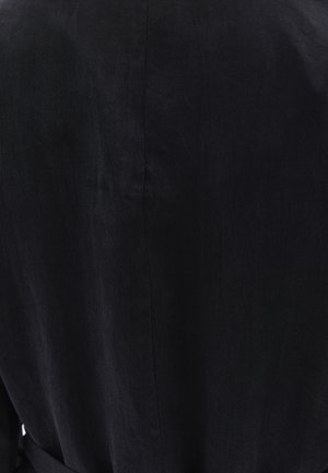 Abito in lino nero con superficie testurizzata, caratterizzato da un design semplice, maniche lunghe e vita con cintura per una vestibilità regolabile.
