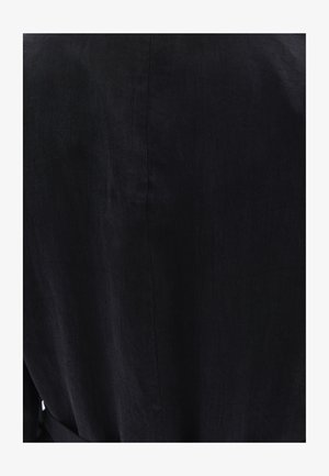 Abito in lino nero con superficie testurizzata, caratterizzato da un design semplice, maniche lunghe e vita con cintura per una vestibilità regolabile.