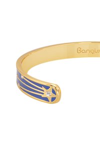 Bracelet en or avec une section en émail bleu ornée d'un design linéaire et de petits cristaux clairs en accents. Finition métallique lisse sur l'ensemble.