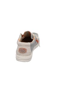 Zapatilla ligera de color gris claro, con parte superior de lona texturizada, forro con estampado y suela de goma. Presenta el logo "HEY DUDE" en la parte trasera.