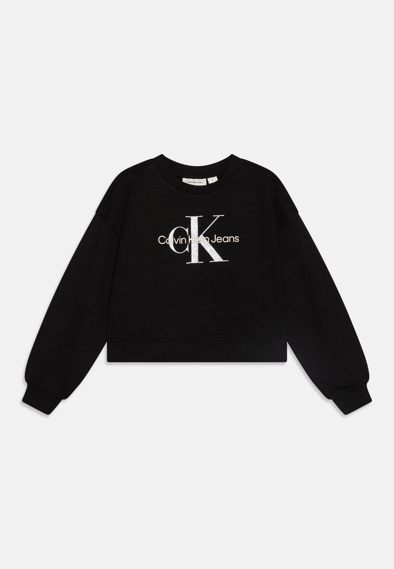 Svart cropped hettegenser laget av bomull, med et stort sølvfarget "CK"-logo og hvit "Calvin Klein Jeans"-tekst foran. Ribbestrikkede mansjetter og nederkant.