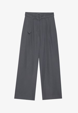 Pantalons larges en tissu gris foncé avec une taille ceinturée, présentant des plis avant et une texture lisse. Aucun motif ou accent supplémentaire.